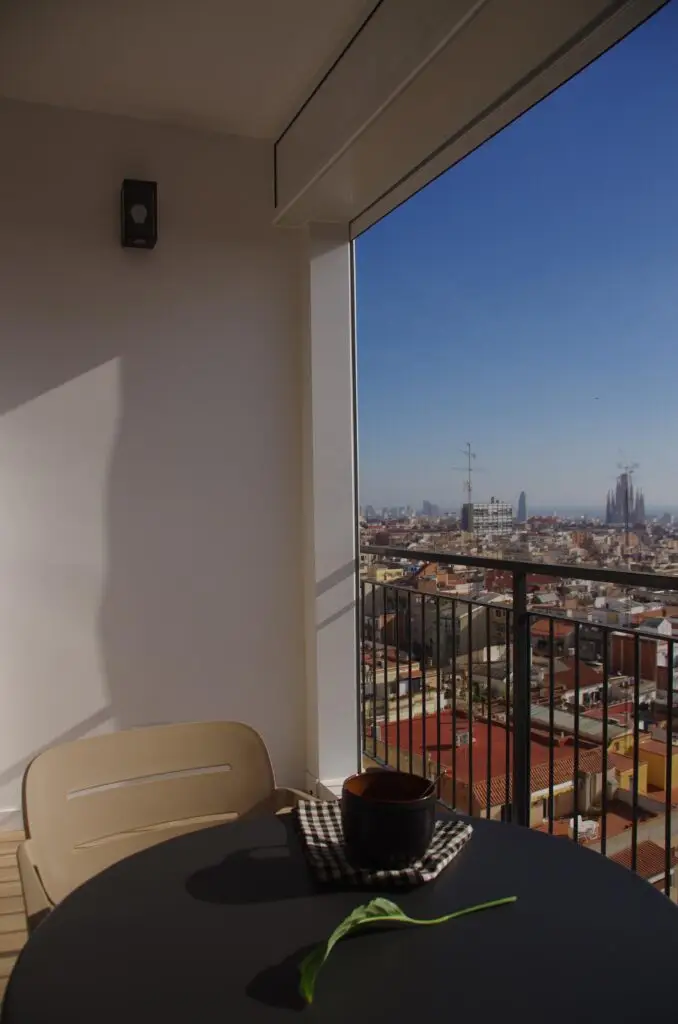 balcón con mesa