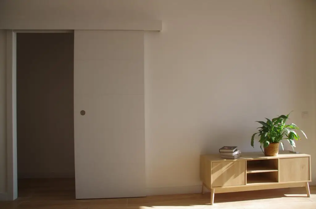 puerta corredera y mesa ratona