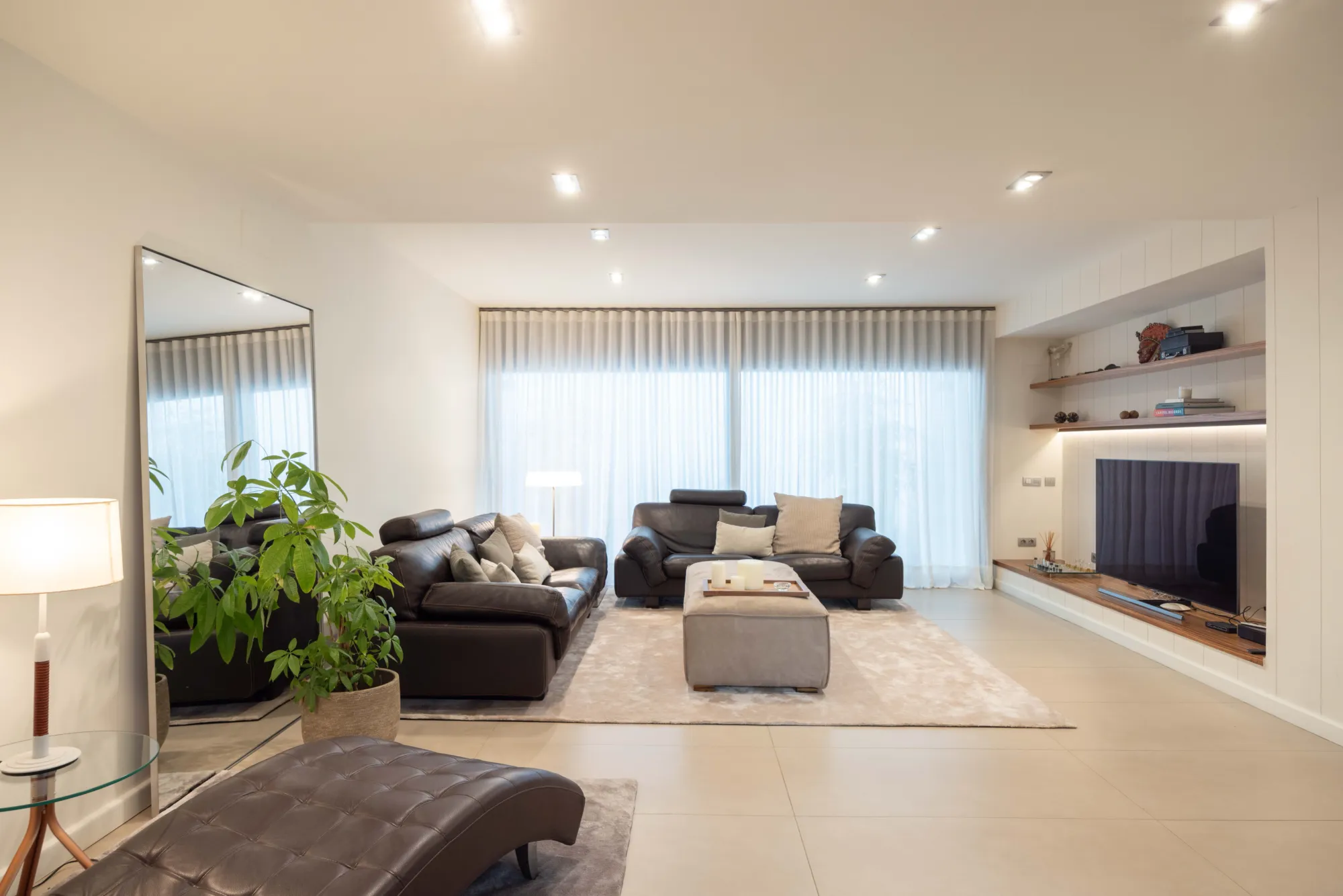 living room lateral zoom out